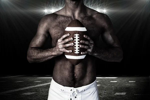 Игрок в регби без рубашки держит мяч — стоковое фото