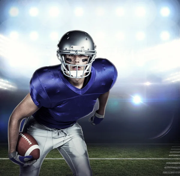 American football speler in uniforme spelen — Stockfoto
