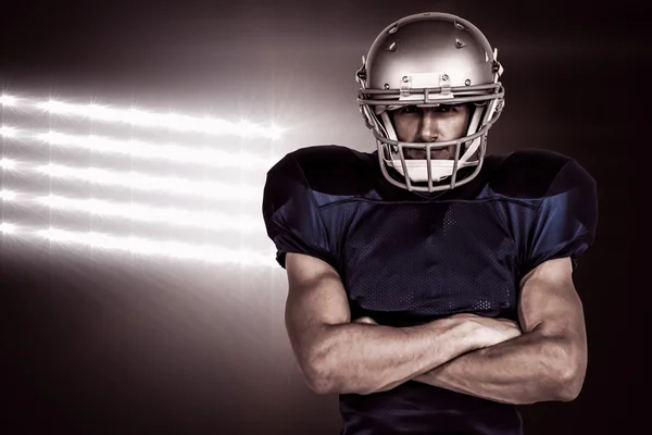 Giocatore di football americano con le braccia incrociate — Foto Stock