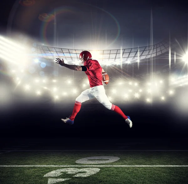 Jogador de futebol americano jogando futebol — Fotografia de Stock