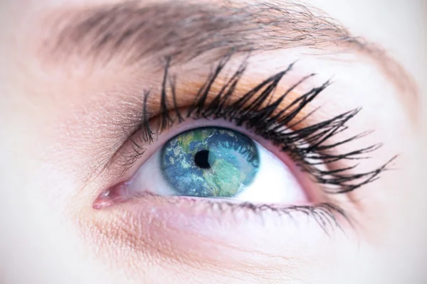 Ojo azul contra tierra — Foto de Stock