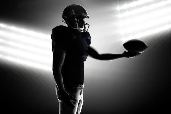 Americký fotbalista drží míč — Stock fotografie