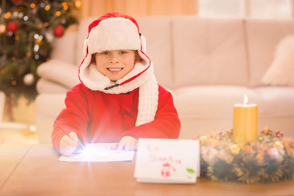 Праздничный мальчик, улыбающийся в камеру дома — стоковое фото
