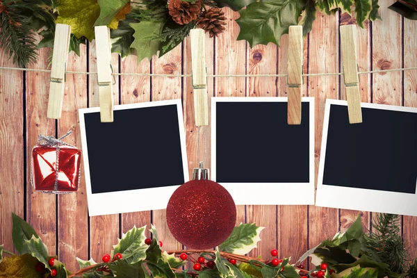 Colgar fotos de Navidad contra tablones de madera — Foto de Stock