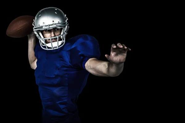 Amerikanischer Fußballspieler beim Ballwurf — Stockfoto