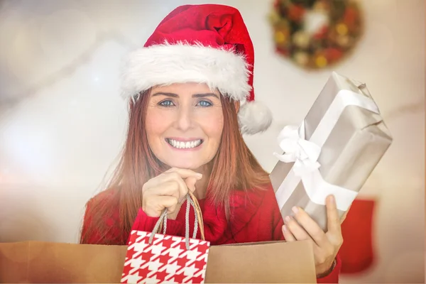 Festlicher Rotschopf mit Weihnachtsgeschenken — Stockfoto