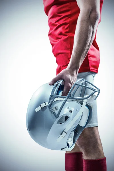 Americký fotbalista držící helmu — Stock fotografie