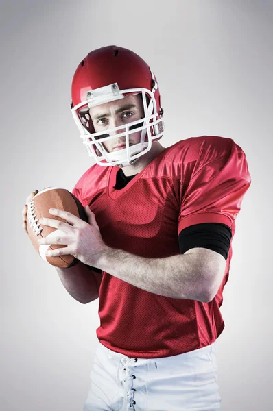 Jogador de futebol americano está prestes a jogar futebol — Fotografia de Stock