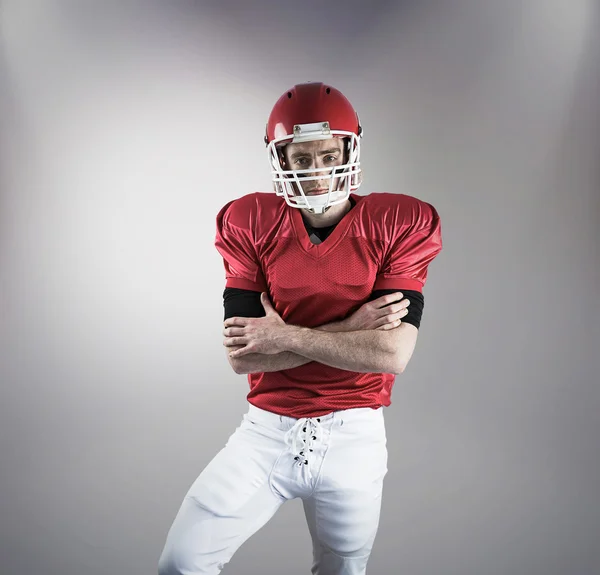 Ernstige american football speler met gekruiste armen — Stockfoto