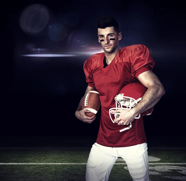Игрок в регби держит мяч и шлем — стоковое фото