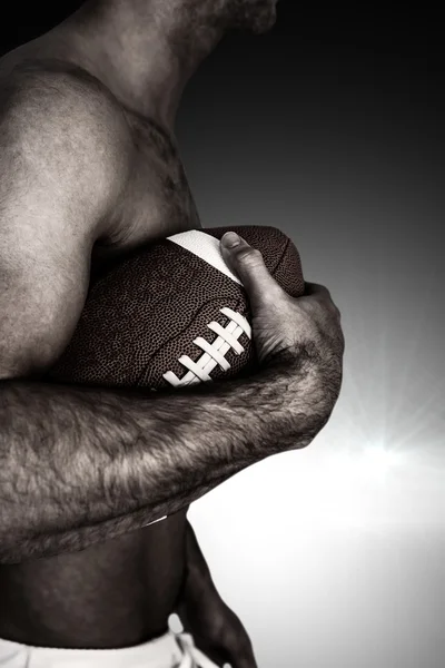 Gömleksiz rugby oyuncusu holding topu — Stok fotoğraf