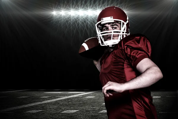 Joueur de football américain lançant un ballon — Photo