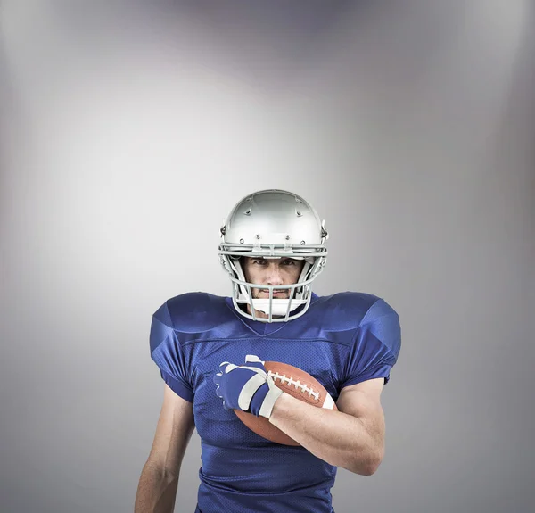 Ritratto di giocatore di football americano con palla in mano — Foto Stock