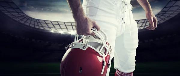 Amerikaans voetbal speler bezit is van zijn helm — Stockfoto