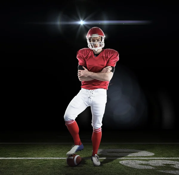 Porträtt av amerikansk fotbollsspelare med armarna korsade — Stockfoto