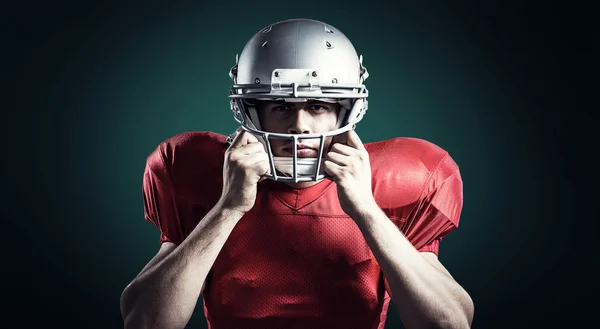 Jogador de futebol americano segurando capacete — Fotografia de Stock