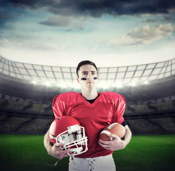 Jogador de futebol americano segurando capacete — Fotografia de Stock