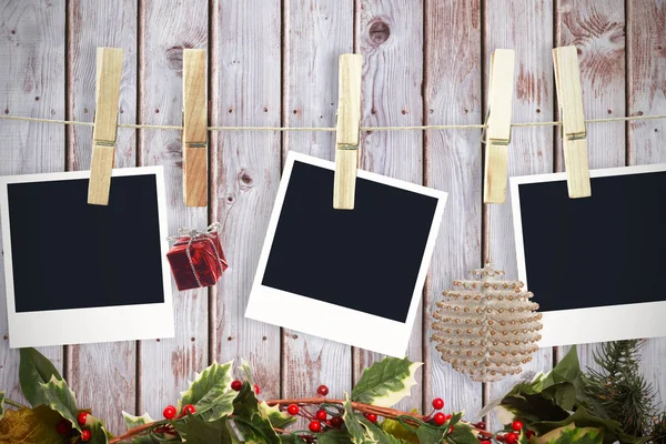 Fotos de Navidad en una línea contra tablones de madera — Foto de Stock