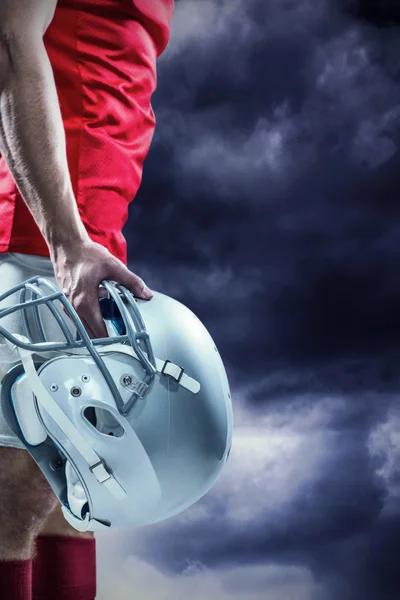 Jogador de futebol americano segurando capacete — Fotografia de Stock