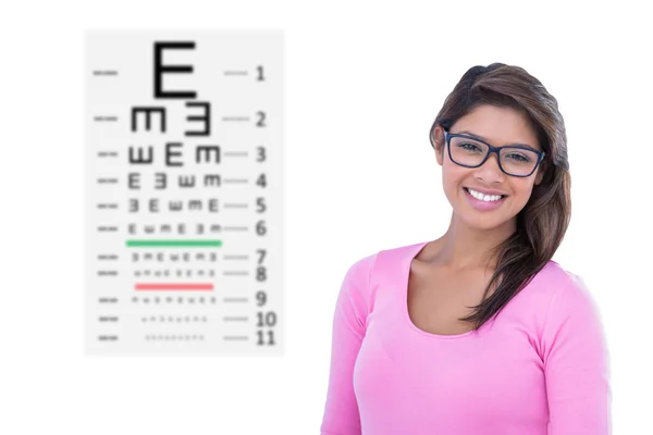 Mujer que usa gafas geek contra la prueba ocular — Foto de Stock