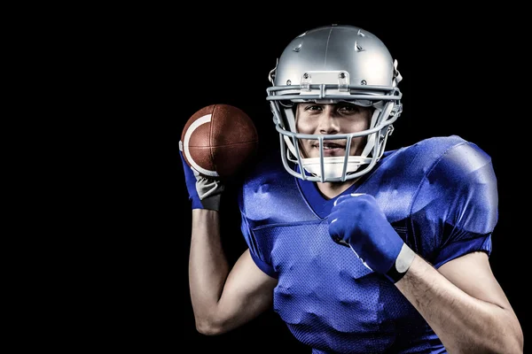 Portret van sportman glimlachen terwijl het gooien van de bal — Stockfoto