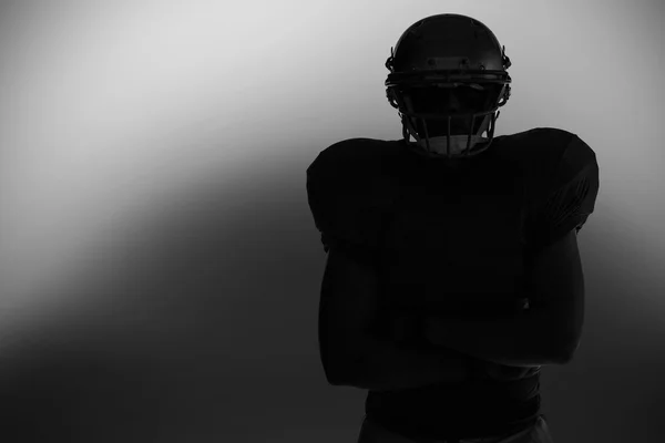 Silhouette eines amerikanischen Fußballspielers stehend — Stockfoto