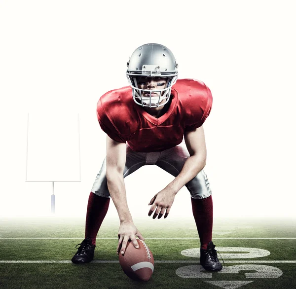 Jogador de futebol americano segurando capacete — Fotografia de Stock