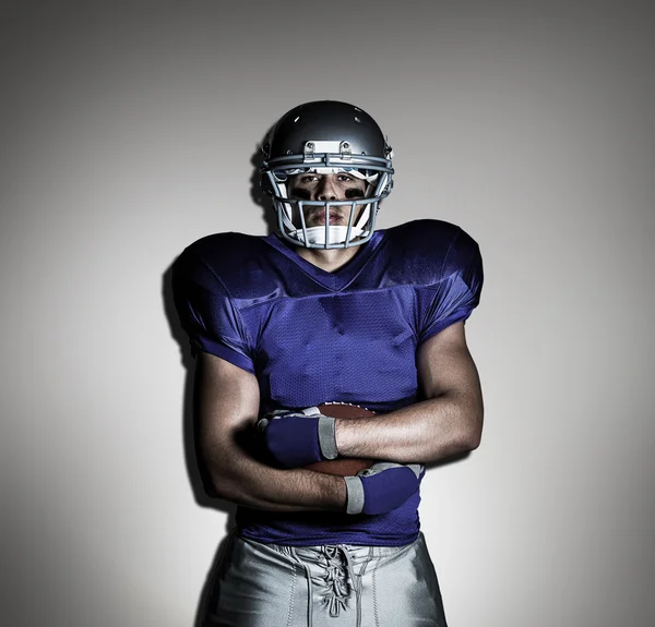 Jogador de futebol americano confiante em uniforme — Fotografia de Stock
