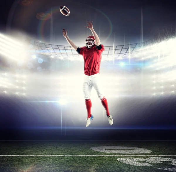 Futbol amerykański gracz próbuje złapać piłki nożnej — Zdjęcie stockowe