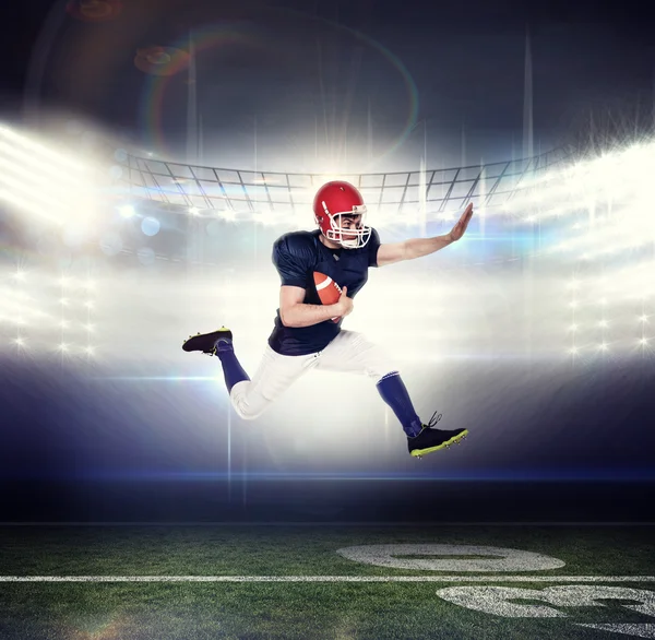 Joueur de football américain sautant avec le ballon — Photo