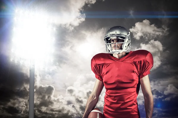 Imagem composta de jogador de futebol americano em vermelho jersey lookin — Fotografia de Stock