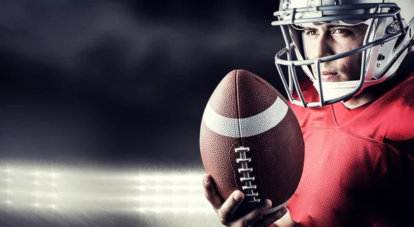 Selbstbewusster amerikanischer Fußballer mit Ball — Stockfoto