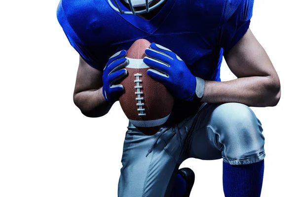 Giocatore di football americano inginocchiato mentre tiene palla — Foto Stock