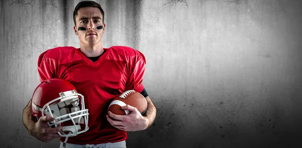 Jogador de futebol americano segurando capacete — Fotografia de Stock