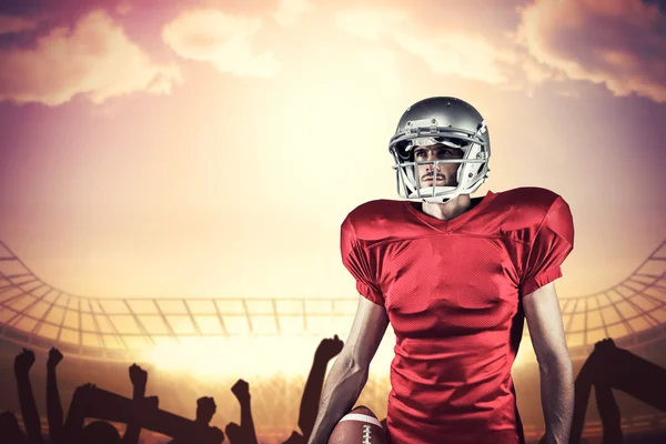 Jogador de futebol americano em camisa vermelha olhando para longe — Fotografia de Stock