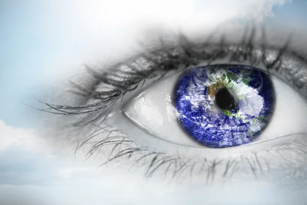 Weibliches blaues Auge gegen blauen Himmel — Stockfoto