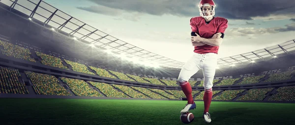 Jugador de fútbol americano con los brazos cruzados —  Fotos de Stock