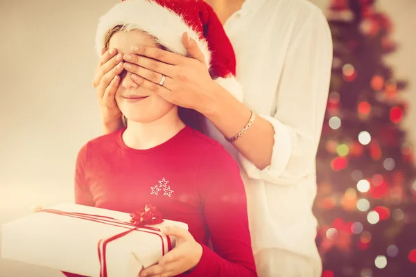 驚きのクリスマスのギフトを持つ彼女の娘の母 — ストック写真