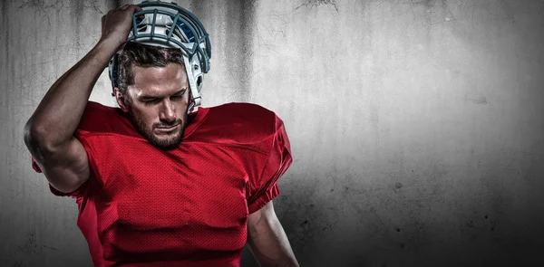 Jogador de futebol americano na remoção de capacete — Fotografia de Stock