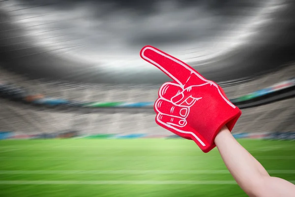 Joueur de football américain tenant la main de mousse supporter — Photo