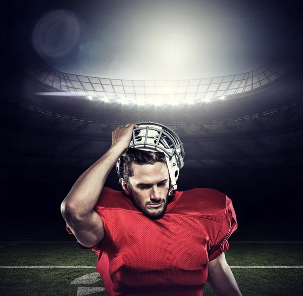 Jogador de futebol americano na remoção de capacete — Fotografia de Stock