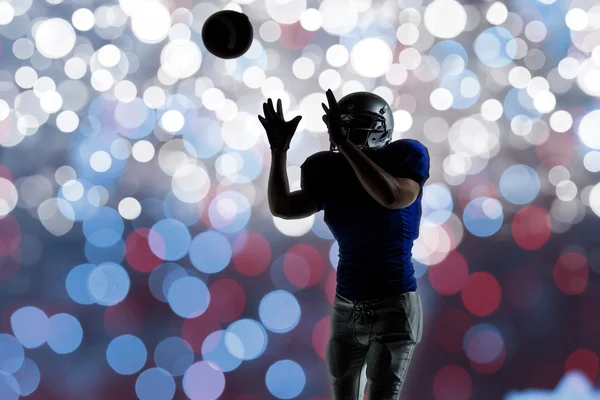 Американський футбол player лову м'яча — стокове фото