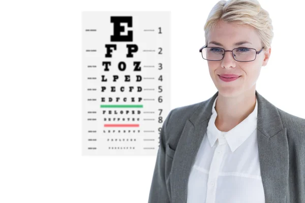 Femme d'affaires portant des lunettes contre le test oculaire — Photo