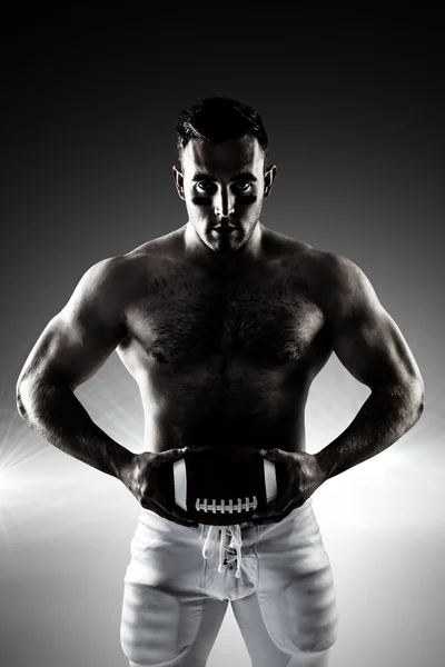 Hemdloser American Football Spieler mit Ball — Stockfoto