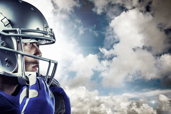 Esportista usando capacete olhando para longe — Fotografia de Stock