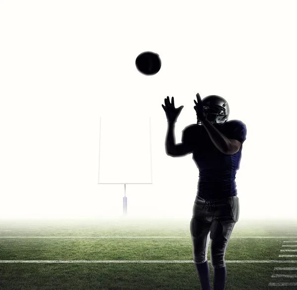 Jogador de futebol americano pegar bola — Fotografia de Stock