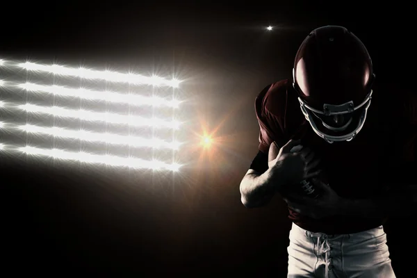 Immagine composita del giocatore di football americano che protegge il calcio — Foto Stock