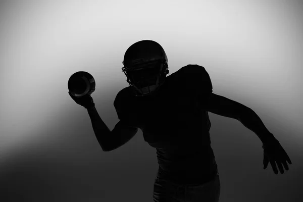 Silhouette Sportler werfen Fußball — Stockfoto