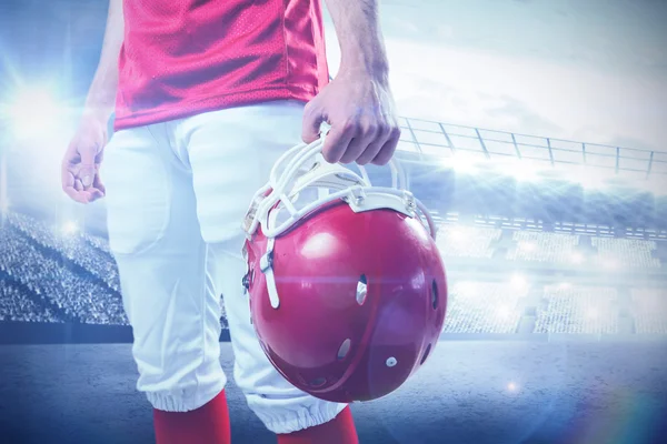 Un giocatore di football americano che si prende il casco — Foto Stock