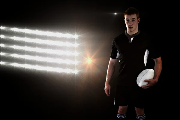 Jogador de rugby segurando uma bola de rugby — Fotografia de Stock